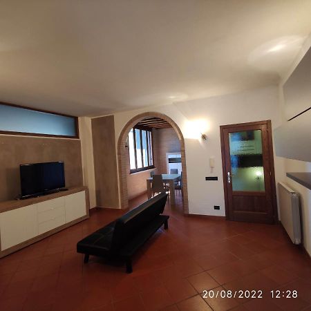 M & M Pinzi Suite Apartment 蒙特普尔恰诺斯塔兹奥 外观 照片